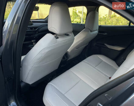 Сірий Лексус UX, об'ємом двигуна 2 л та пробігом 50 тис. км за 35000 $, фото 20 на Automoto.ua
