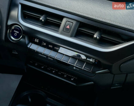 Сірий Лексус UX, об'ємом двигуна 2 л та пробігом 50 тис. км за 35000 $, фото 11 на Automoto.ua