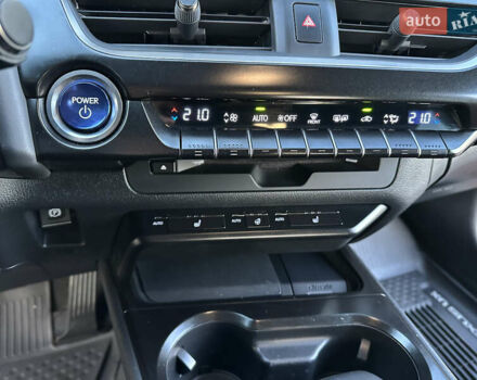 Оранжевый Лексус UX, объемом двигателя 1.99 л и пробегом 45 тыс. км за 29000 $, фото 30 на Automoto.ua