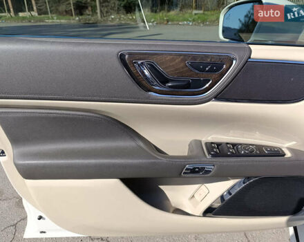 Белый Линкольн Континенталь, объемом двигателя 3.73 л и пробегом 132 тыс. км за 17200 $, фото 3 на Automoto.ua