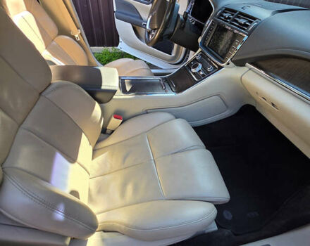 Белый Линкольн Континенталь, объемом двигателя 2.7 л и пробегом 105 тыс. км за 18000 $, фото 5 на Automoto.ua