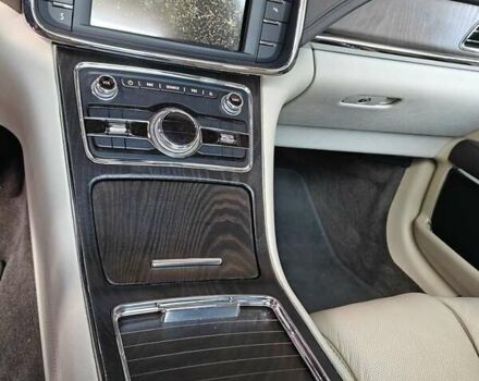 Белый Линкольн Континенталь, объемом двигателя 2.7 л и пробегом 105 тыс. км за 18000 $, фото 13 на Automoto.ua