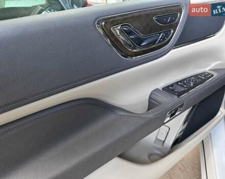 Белый Линкольн Континенталь, объемом двигателя 2.7 л и пробегом 105 тыс. км за 18000 $, фото 17 на Automoto.ua