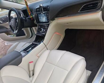 Белый Линкольн Континенталь, объемом двигателя 3.73 л и пробегом 36 тыс. км за 27350 $, фото 26 на Automoto.ua