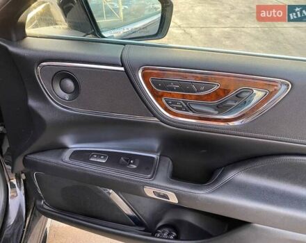 Черный Линкольн Континенталь, объемом двигателя 2.96 л и пробегом 79 тыс. км за 12800 $, фото 9 на Automoto.ua