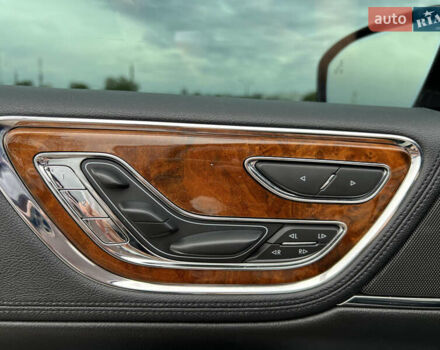 Красный Линкольн Континенталь, объемом двигателя 2.69 л и пробегом 69 тыс. км за 19400 $, фото 14 на Automoto.ua