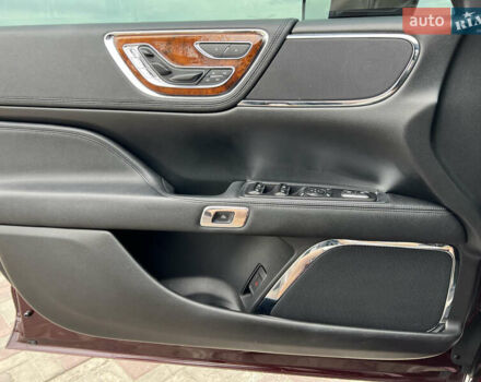 Красный Линкольн Континенталь, объемом двигателя 2.69 л и пробегом 69 тыс. км за 19400 $, фото 13 на Automoto.ua