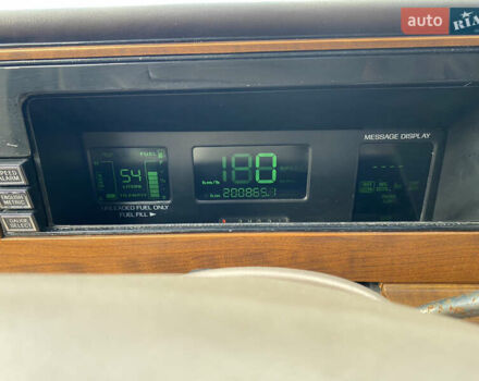 Желтый Линкольн Континенталь, объемом двигателя 3.8 л и пробегом 200 тыс. км за 4500 $, фото 13 на Automoto.ua