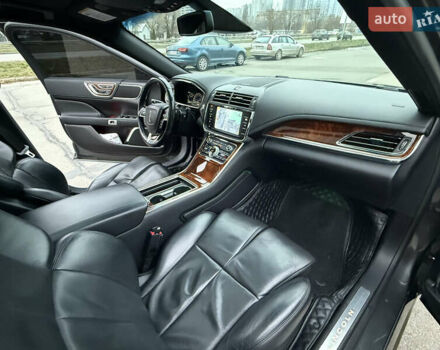 Серый Линкольн Континенталь, объемом двигателя 3.73 л и пробегом 82 тыс. км за 22000 $, фото 2 на Automoto.ua