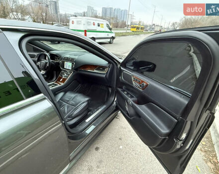 Серый Линкольн Континенталь, объемом двигателя 3.73 л и пробегом 82 тыс. км за 22000 $, фото 1 на Automoto.ua