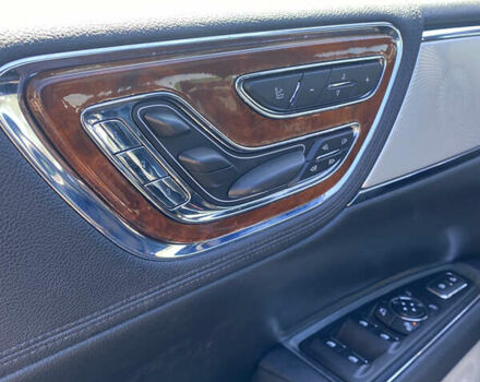 Синий Линкольн Континенталь, объемом двигателя 2.96 л и пробегом 67 тыс. км за 19900 $, фото 12 на Automoto.ua