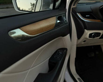 Білий Лінкольн МКС, об'ємом двигуна 2.26 л та пробігом 126 тис. км за 15200 $, фото 30 на Automoto.ua