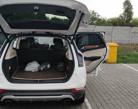 Белый Линкольн МКС, объемом двигателя 2 л и пробегом 158 тыс. км за 18000 $, фото 3 на Automoto.ua