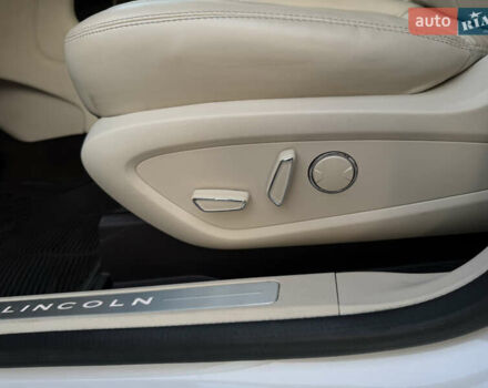 Білий Лінкольн МКС, об'ємом двигуна 2.26 л та пробігом 126 тис. км за 15200 $, фото 31 на Automoto.ua