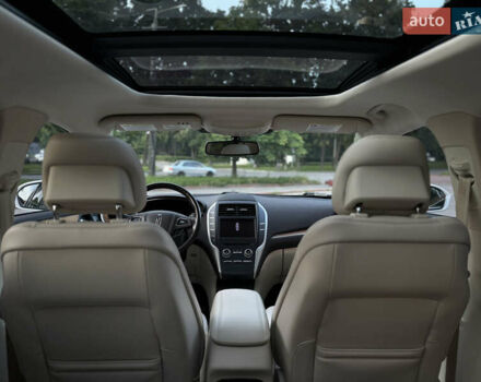 Білий Лінкольн МКС, об'ємом двигуна 2.26 л та пробігом 126 тис. км за 15200 $, фото 23 на Automoto.ua