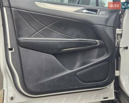 Білий Лінкольн МКС, об'ємом двигуна 2 л та пробігом 170 тис. км за 12500 $, фото 15 на Automoto.ua