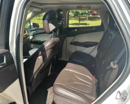 Білий Лінкольн МКС, об'ємом двигуна 2.3 л та пробігом 71 тис. км за 8000 $, фото 11 на Automoto.ua