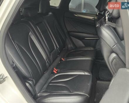 Білий Лінкольн МКС, об'ємом двигуна 2 л та пробігом 170 тис. км за 12500 $, фото 11 на Automoto.ua