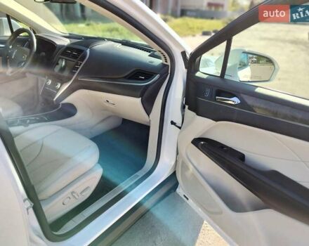 Белый Линкольн МКС, объемом двигателя 2 л и пробегом 91 тыс. км за 21000 $, фото 3 на Automoto.ua