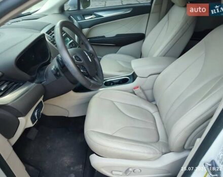 Белый Линкольн МКС, объемом двигателя 2 л и пробегом 49 тыс. км за 18500 $, фото 2 на Automoto.ua