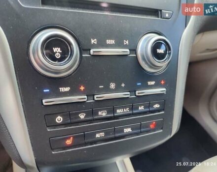 Белый Линкольн МКС, объемом двигателя 2 л и пробегом 52 тыс. км за 17700 $, фото 6 на Automoto.ua
