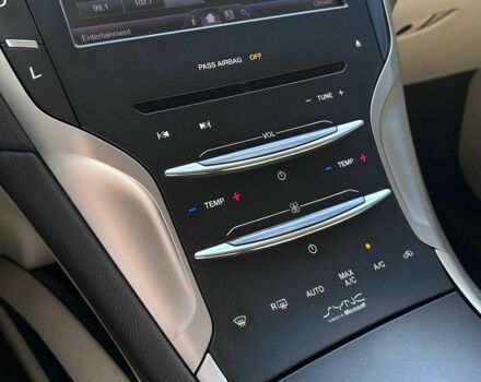 Білий Лінкольн MKZ, об'ємом двигуна 2 л та пробігом 260 тис. км за 12400 $, фото 12 на Automoto.ua