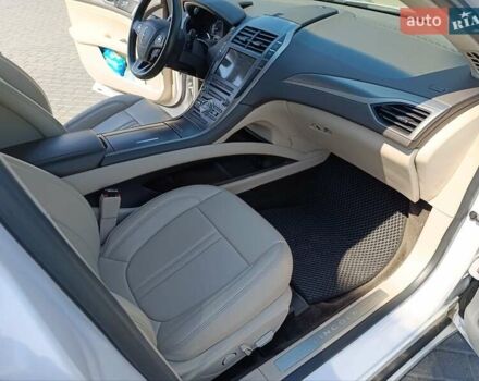 Білий Лінкольн MKZ, об'ємом двигуна 2 л та пробігом 143 тис. км за 21000 $, фото 19 на Automoto.ua