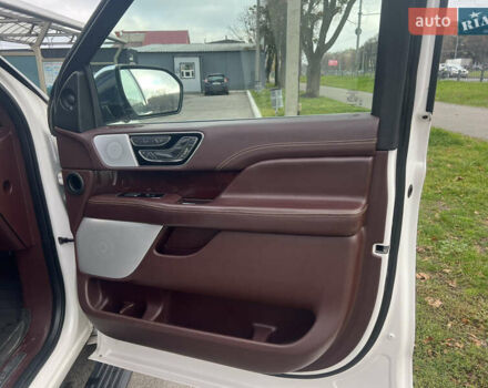 Белый Линкольн Навигатор, объемом двигателя 3.5 л и пробегом 81 тыс. км за 65000 $, фото 23 на Automoto.ua