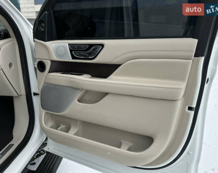 Білий Лінкольн Navigator, об'ємом двигуна 3.5 л та пробігом 78 тис. км за 55000 $, фото 39 на Automoto.ua