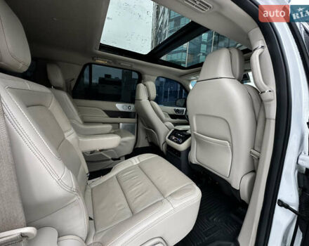Білий Лінкольн Navigator, об'ємом двигуна 3.5 л та пробігом 78 тис. км за 55000 $, фото 25 на Automoto.ua