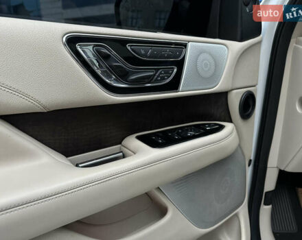 Білий Лінкольн Navigator, об'ємом двигуна 3.5 л та пробігом 78 тис. км за 55000 $, фото 49 на Automoto.ua