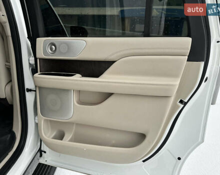 Білий Лінкольн Navigator, об'ємом двигуна 3.5 л та пробігом 78 тис. км за 55000 $, фото 26 на Automoto.ua