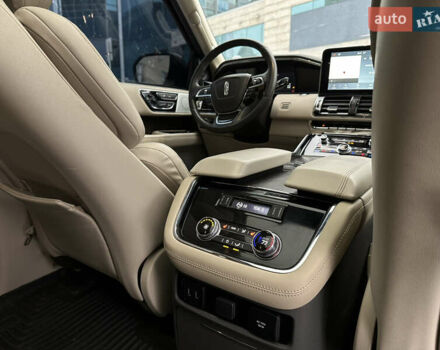 Білий Лінкольн Navigator, об'ємом двигуна 3.5 л та пробігом 78 тис. км за 55000 $, фото 43 на Automoto.ua