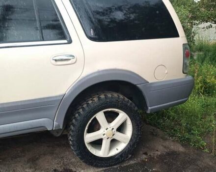Бежевий Лінкольн Navigator, об'ємом двигуна 5.4 л та пробігом 500 тис. км за 10000 $, фото 2 на Automoto.ua