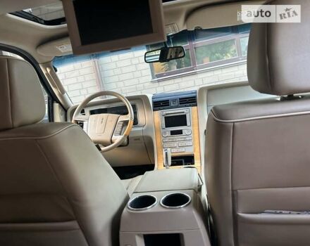 Черный Линкольн Навигатор, объемом двигателя 5.41 л и пробегом 160 тыс. км за 13500 $, фото 24 на Automoto.ua