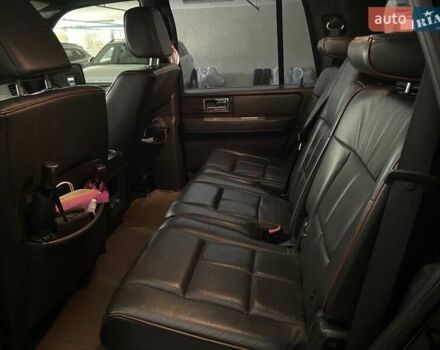 Черный Линкольн Навигатор, объемом двигателя 5.4 л и пробегом 302 тыс. км за 15000 $, фото 4 на Automoto.ua
