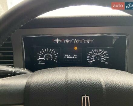 Черный Линкольн Навигатор, объемом двигателя 5.4 л и пробегом 302 тыс. км за 15000 $, фото 6 на Automoto.ua