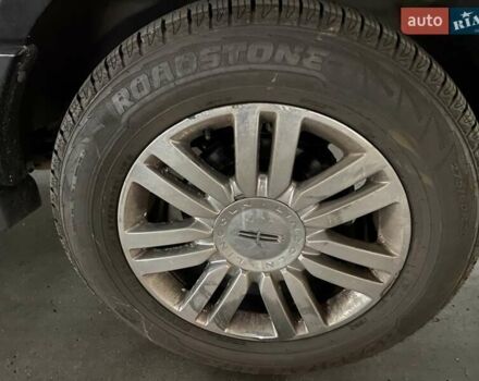 Черный Линкольн Навигатор, объемом двигателя 5.4 л и пробегом 302 тыс. км за 15000 $, фото 8 на Automoto.ua