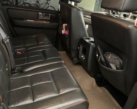 Черный Линкольн Навигатор, объемом двигателя 5.4 л и пробегом 302 тыс. км за 15000 $, фото 5 на Automoto.ua