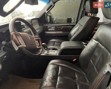 Черный Линкольн Навигатор, объемом двигателя 5.4 л и пробегом 302 тыс. км за 15000 $, фото 2 на Automoto.ua