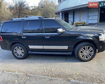 Черный Линкольн Навигатор, объемом двигателя 5.4 л и пробегом 302 тыс. км за 15000 $, фото 1 на Automoto.ua