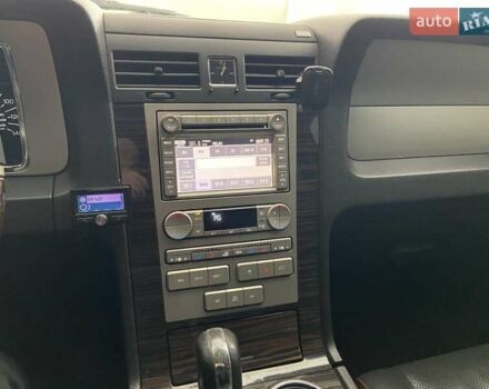 Черный Линкольн Навигатор, объемом двигателя 5.4 л и пробегом 302 тыс. км за 15000 $, фото 3 на Automoto.ua