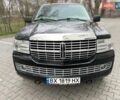 Черный Линкольн Навигатор, объемом двигателя 5.4 л и пробегом 226 тыс. км за 20000 $, фото 1 на Automoto.ua