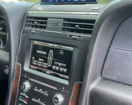 Черный Линкольн Навигатор, объемом двигателя 3.49 л и пробегом 340 тыс. км за 24900 $, фото 19 на Automoto.ua