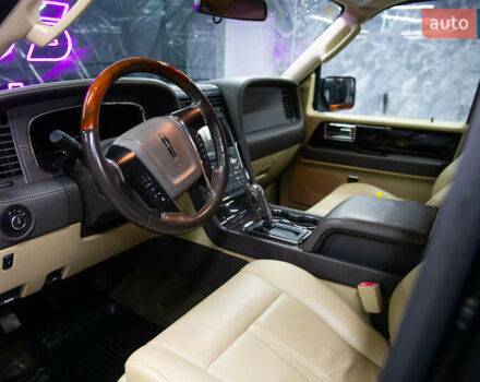 Черный Линкольн Навигатор, объемом двигателя 3.5 л и пробегом 153 тыс. км за 25600 $, фото 85 на Automoto.ua