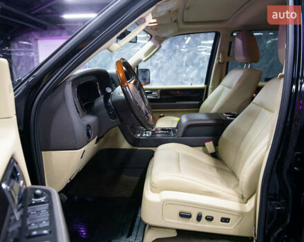 Черный Линкольн Навигатор, объемом двигателя 3.5 л и пробегом 153 тыс. км за 25600 $, фото 84 на Automoto.ua