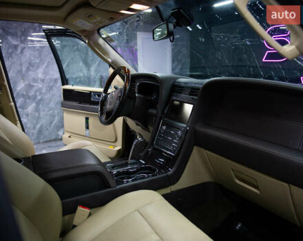 Черный Линкольн Навигатор, объемом двигателя 3.5 л и пробегом 153 тыс. км за 25600 $, фото 81 на Automoto.ua