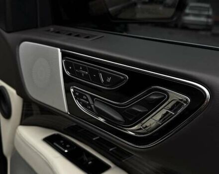 Черный Линкольн Навигатор, объемом двигателя 3.5 л и пробегом 145 тыс. км за 55000 $, фото 15 на Automoto.ua