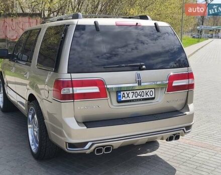 Сірий Лінкольн Navigator, об'ємом двигуна 5.41 л та пробігом 283 тис. км за 17000 $, фото 2 на Automoto.ua