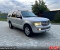 Сірий Лінкольн Navigator, об'ємом двигуна 5.4 л та пробігом 250 тис. км за 18000 $, фото 1 на Automoto.ua